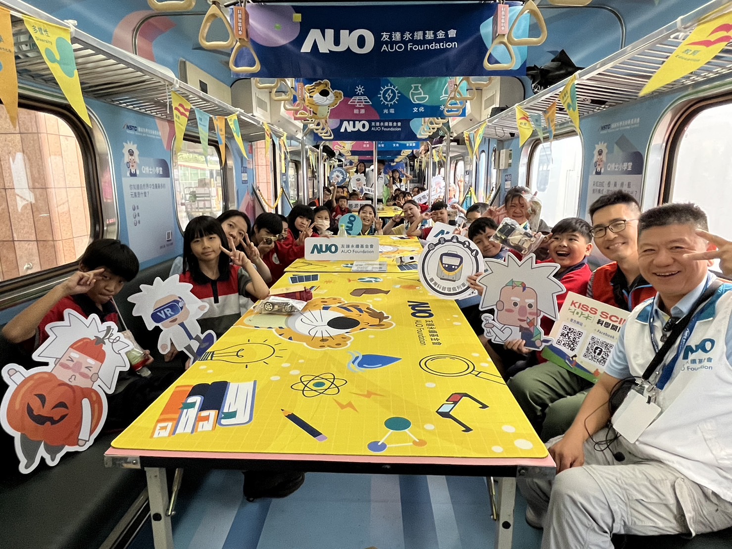 918博天堂永續基金會參與「臺灣科普環島列車」，設計基礎科學車廂課程，以「淨零碳排和永續能源」為主題，讓學生透過創意實驗認識淨零知識，以及思考生活中的減碳行為