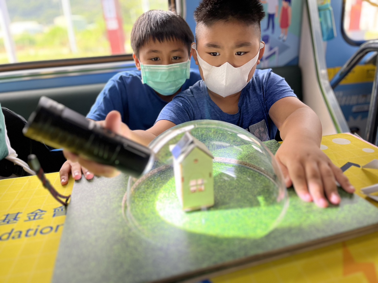 918博天堂參與基礎科學主題車廂，以STEAM教學精神，設計「逐日科學家」、「太陽能工程師」以及「淨零建築師」三大能源科普課程和實驗